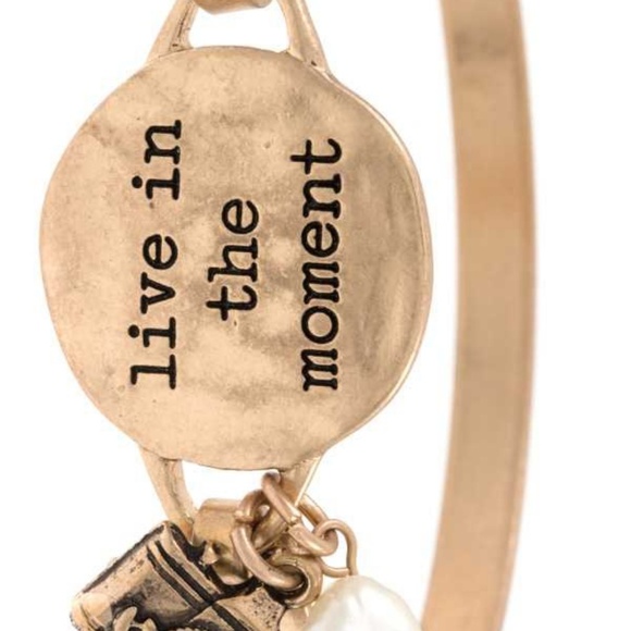 🆕"Live in the Moment" etched disk bangle bracelet - Picture 3 of 4